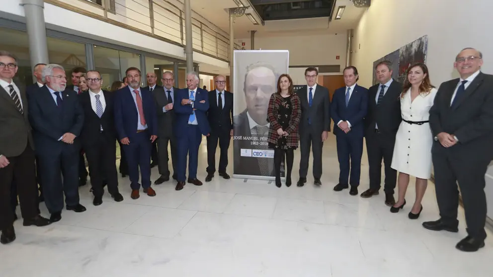 Autoridades y representantes empresariales, junto a la viuda de Jos&eacute; Manuel P&eacute;rez Canal, al inicio del homenaje.