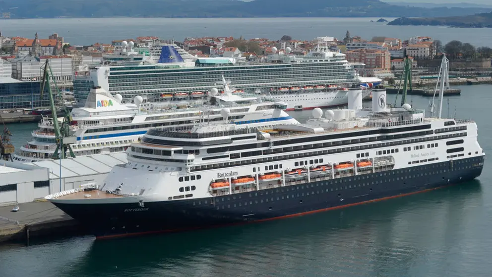 Cruceros atracados en el puerto de A Coru&ntilde;a.