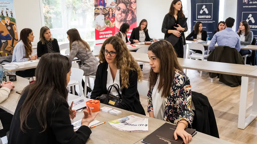 Asistentes a la Feria de Empleo de la Escuela de Finanzas en su edici&oacute;n anterior.