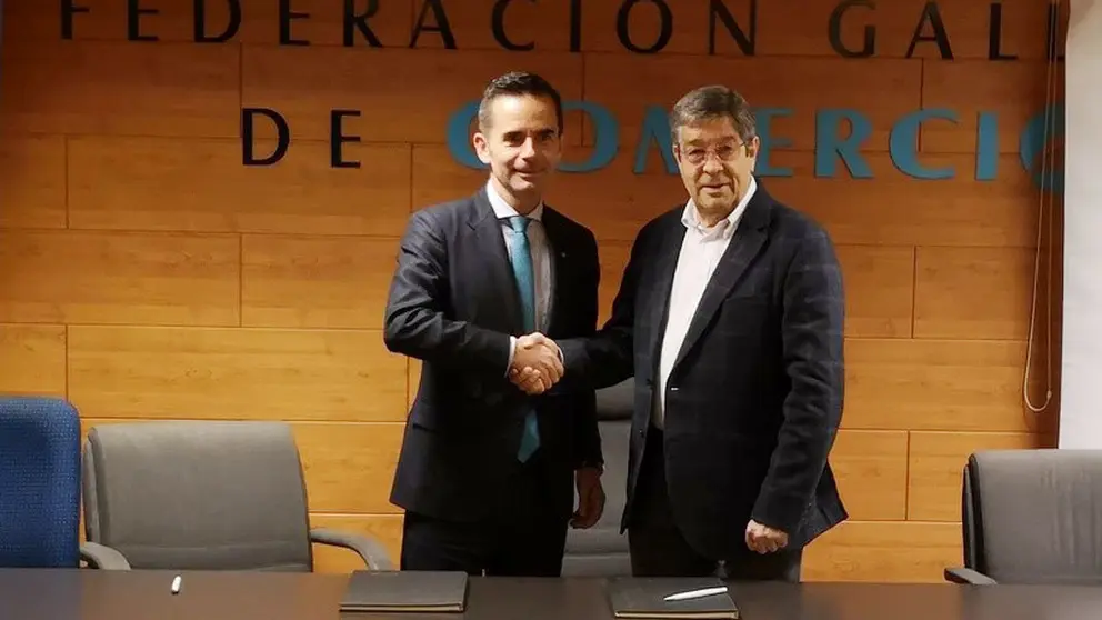 Gabriel Gonz&aacute;lez Eiroa y Jos&eacute; Mar&iacute;a Seijas rubricaron el acuerdo entre Abanca y la Federaci&oacute;n Galega de Comercio.