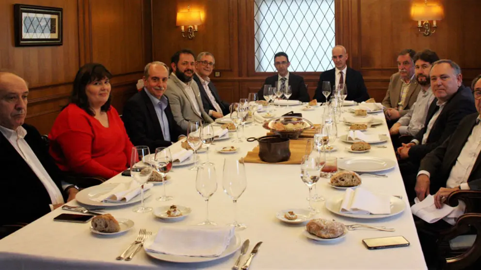 Alcaldes y alcaldesas de Arteixo, Bergondo, Carballo, Cerceda,Curtis, Laracha, Oleiros, Oza-Cesuras y Ponteceso junto a directivos de la C&aacute;mara de A Coru&ntilde;a.