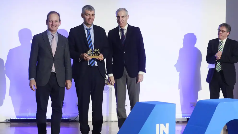 El presidente de Clusaga, Roberto Alonso recibi&oacute; el premio de manos del director del Igape, Juan Cividanes, y el conselleiro Francisco Conde.
