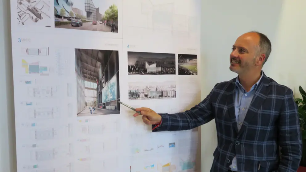 David Regades, delegado del Consorcio, expone las caracter&iacute;tsicas del proyecto elegido para el World Car Center.