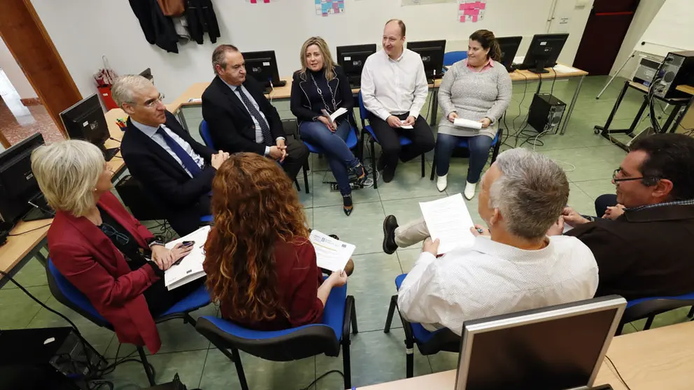 El conselleiro Francisco Conde (izq.) con participantes de la lanzadera de empleo de Lugo./X.PONTE.