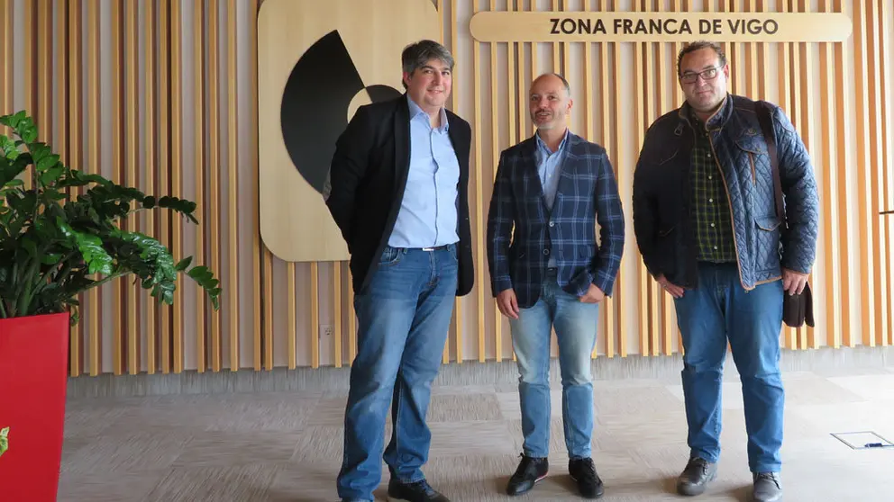 El delegado de Zona Franca de Vigo (centro) junto a los dos sindicalistas de UGT.