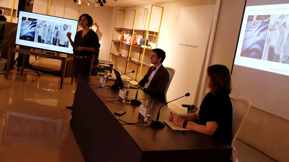 De pie, Adriana Dom&iacute;nguez, consejera delegada, en la presentaci&oacute;n de resultados a la prensa de Adolfo Dom&iacute;nguez.