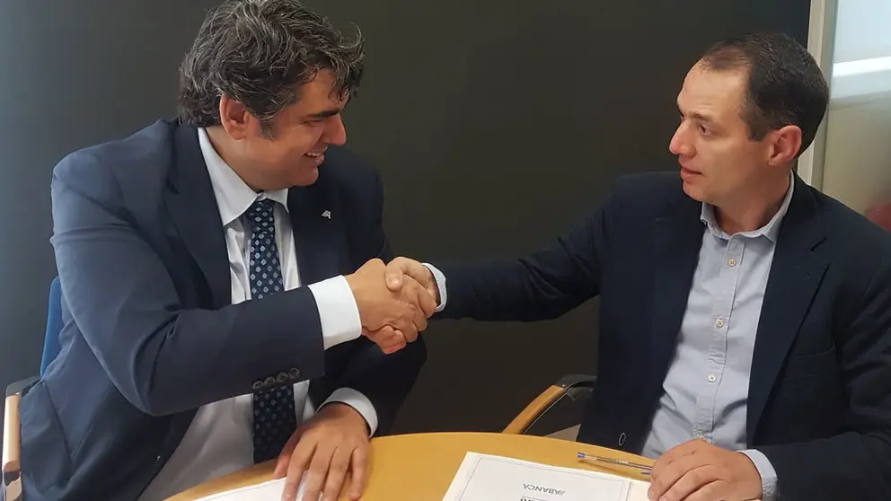 O o director de zona de Abanca en Ourense Oeste, Carlos D&iacute;ez e o presidente do CRDO Ribeiro, Juan Carlos Casares.
