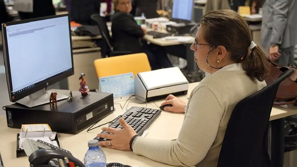 El paro registrado en las oficinas de los Servicios P&uacute;blicos de Empleo en Galicia se redujo en abril en 4.615 personas en relaci&oacute;n a marzo.