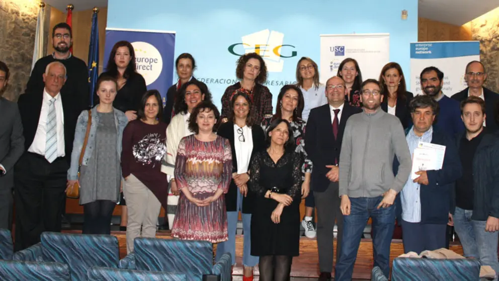 Integrantes de las Redes de Informaci&oacute;n Europea en Galicia y Norte de Portugal, en la sede de la CEG.