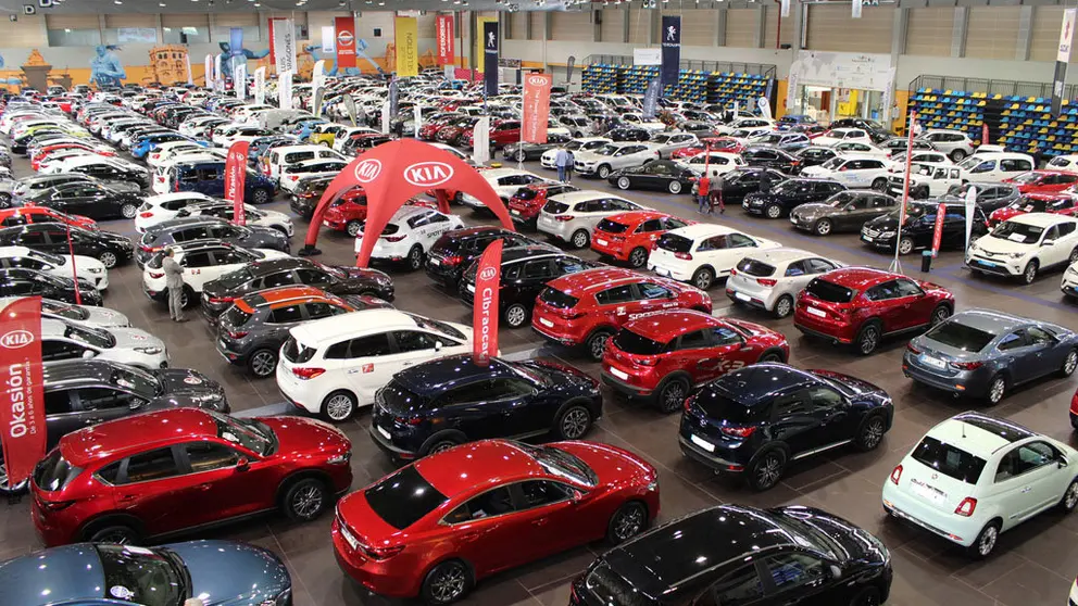 Vista do recinto feiral de Expourense cos veh&iacute;culos do II Sal&oacute;n CarOutlet en exposici&oacute;n.