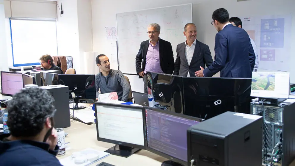 Juan Cividanes visit&oacute; la empresa compostelana Intelsis.