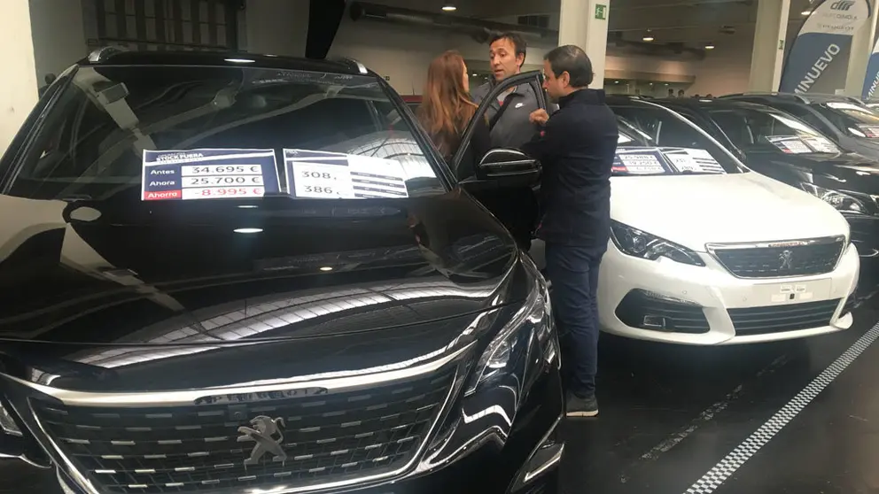 P&uacute;blico visitante al Sal&oacute;n CarOutlet de A Coru&ntilde;a.