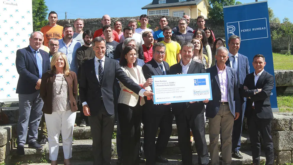 Realizaron realizarlo los directores generales de Turismo de
P&eacute;rez Rumbao, Joaqu&iacute;n P&eacute;rez Bellido y Ram&oacute;n Seijas. Recogieron la donaci&oacute;n el
presidente de Autismo Ourense, Virgilio Montes y el director de Proxecto Home Galicia,
Ram&oacute;n G&oacute;mez Crespo.