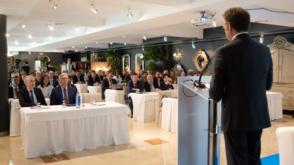 O presidente da Xunta, Alberto N........ez Feij....o, acompa....ado polo conselleiro de Econom....a, Emprego e Industria, Francisco Conde, asiste .... presentaci....n do proxecto Galician Skyway-Civil UAVs Initiative. Hotel A Quinta da Auga, Santiago de Compostela, 21/5/2019