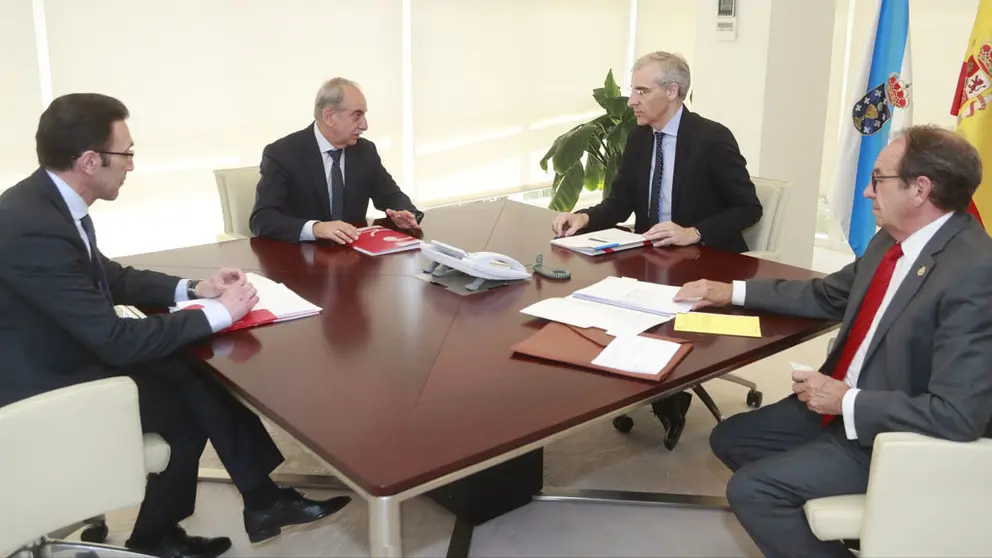 El conselleiro Francisco Conde (2&ordm; por la derecha) recibi&oacute; a Antonio Couceiro y Gonzalo Ortiz, de la C&aacute;mara coru&ntilde;esa.