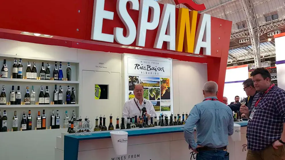 El stand de R&iacute;as Baixas en la London Wine Fair tiene formato de wine bar.
