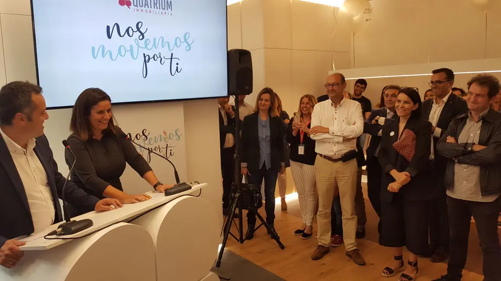 Fernando y Mar&iacute;a Pais, en el acto de inauguraci&oacute;n de la sede de Quatrium Inmobiliaria en Santiago.