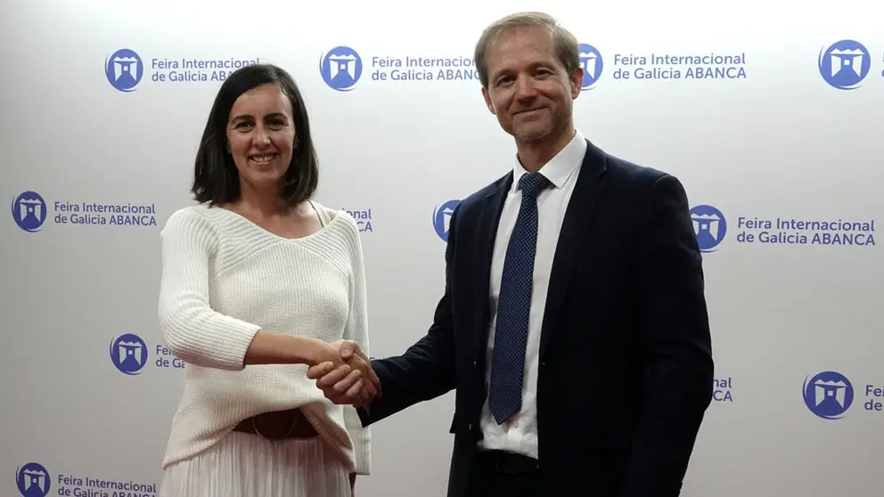 La directora de Relaciones Institucionales, Clientes y RSC de la compa&ntilde;&iacute;a gallega de distribuci&oacute;n alimentaria Vegalsa-Eroski, Gabriela Gonz&aacute;lez, y el director general de la Fundaci&oacute;n Semana Verde de Galicia, Ricardo Dur&aacute;n, renovaron el convenio entre ambas entidades.