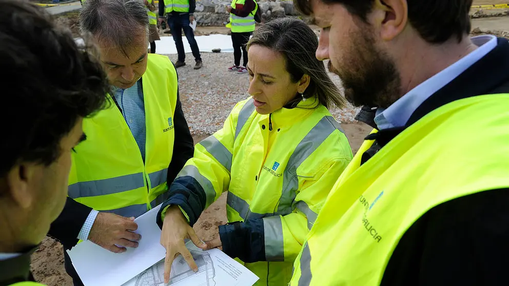 La conselleira Ethel V&aacute;zquez supervis&oacute; las obras del nuevo acceso al parque empresarial de Mor&aacute;s, en Arteixo./M.FUENTES.