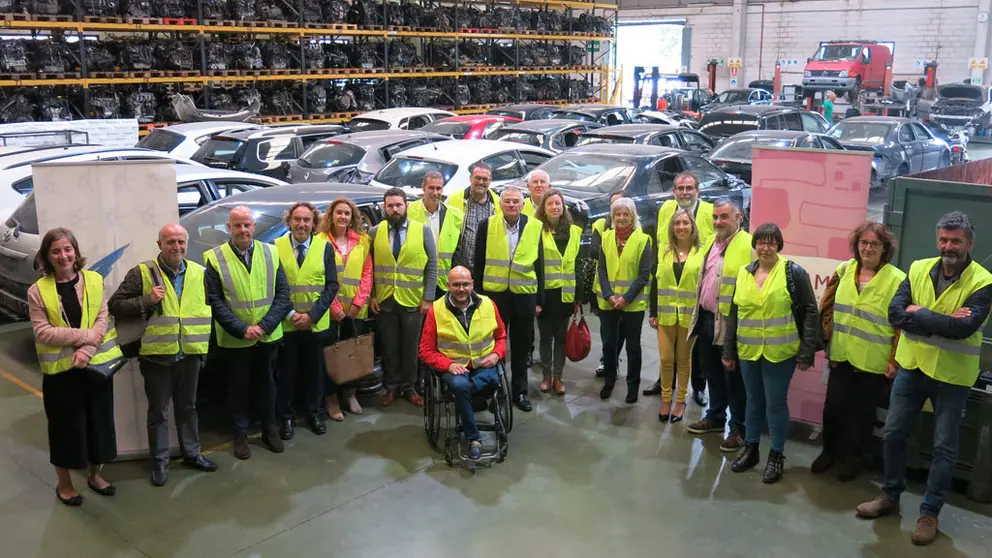 La delegaci&oacute;n, en su visita a las instalaciones de Trameve, en Santiago.