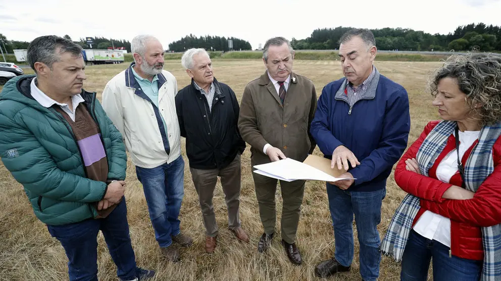 O delegado territorial da Xunta en Lugo, Jos&eacute; Manuel Balseiro, visitou a zona na que este ano se construir&aacute;n as novas instalaci&oacute;ns acompa&ntilde;ado polo alcalde, Jos&eacute; Antonio Ferreiro./V.RODR&Iacute;GUEZ.