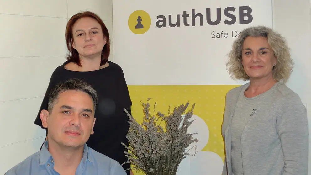 El equipo de authUSB conformado por Estefan&iacute;a Soto, CEO; Jorge Vega, CTO; y Mar&iacute;a Cobas, directora comercial.