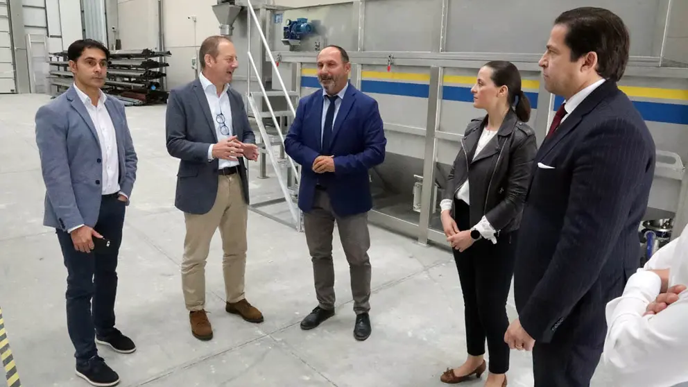 El director del Igape, Juan Cividanes, (2&ordm; por la izq.) en su visita a las instalaciones de GV Soluciones, en Negreira./P.FERR&Iacute;N.