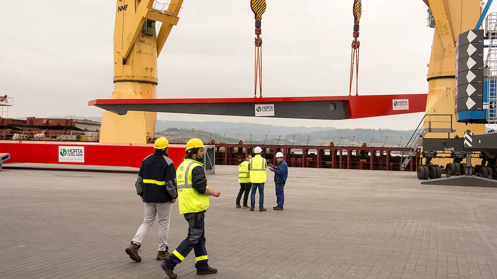 &bull;	Las piezas fueron fabricadas en las instalaciones de Horta Coslada y est&aacute;n siendo cargadas por la de la empresa P&eacute;rez Torres en el buque BCC Aquamarine.