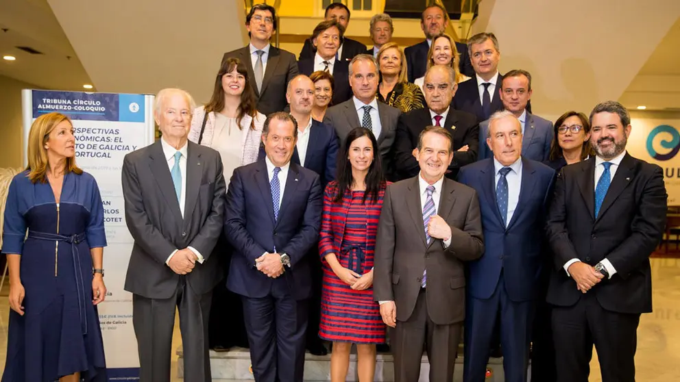 Juan Carlos Escotet (3&ordm; por la izq.) acompa&ntilde;ado de la presidenta del C&iacute;rculo de Empresarios (centro) y autoridades.