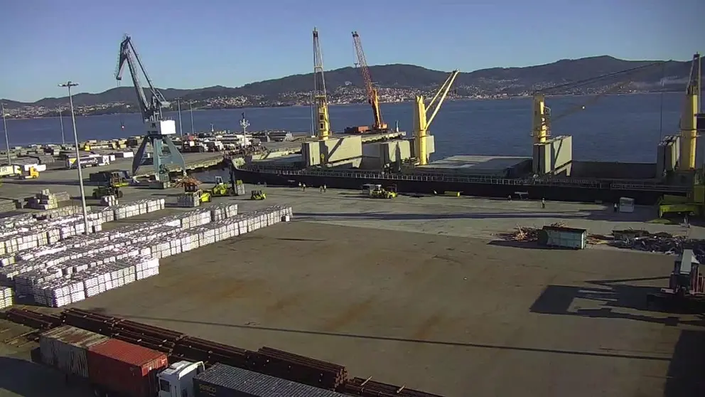 La descarga de aluminio se est&aacute; realizando en el muelle de Arenal del puerto vigu&eacute;s.