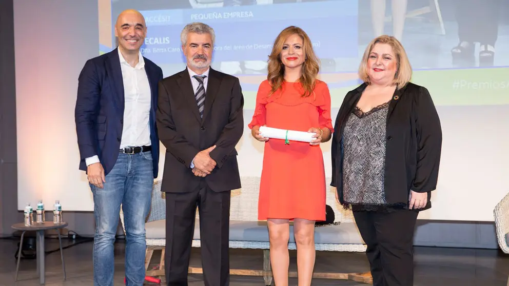 El empresario Cipncargado de acompa&ntilde;ar a Tecalis en la recogida del premio; D. Javier Benavri Quintas, eente Barr&oacute;n, Presidente de Fundaci&oacute;n Alares, Berta Caro, Directora de Desarrollo Corporativo en Tecalis, D&ntilde;a. Ana Isabel Lima Fern&aacute;ndez, secretaria de Estado de Servicios Sociales.