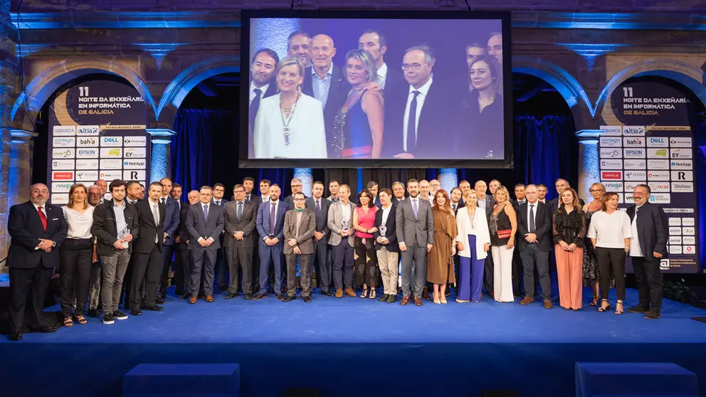 Foto de familia de convidados e premiados na "IX Noite"./MANU SU&Aacute;REZ.