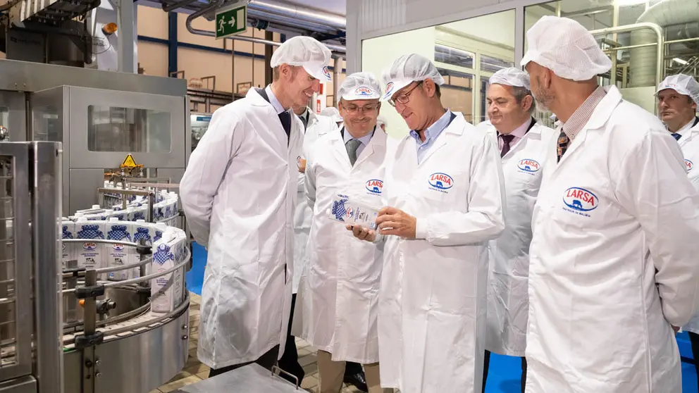 Feij&oacute;o y el conselleiro de Medio Rural conocieron la nueva l&iacute;nea de envasado de leche de Larsa en Outeiro de Rei./D.CABEZ&Oacute;N.