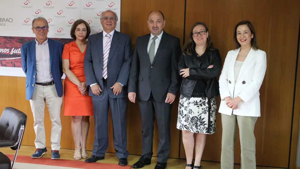 Directivos de la Asociaci&oacute;n de Empresarios del Pol&iacute;gono de San Cibrao y del Colegio de Economistas de Ourense.