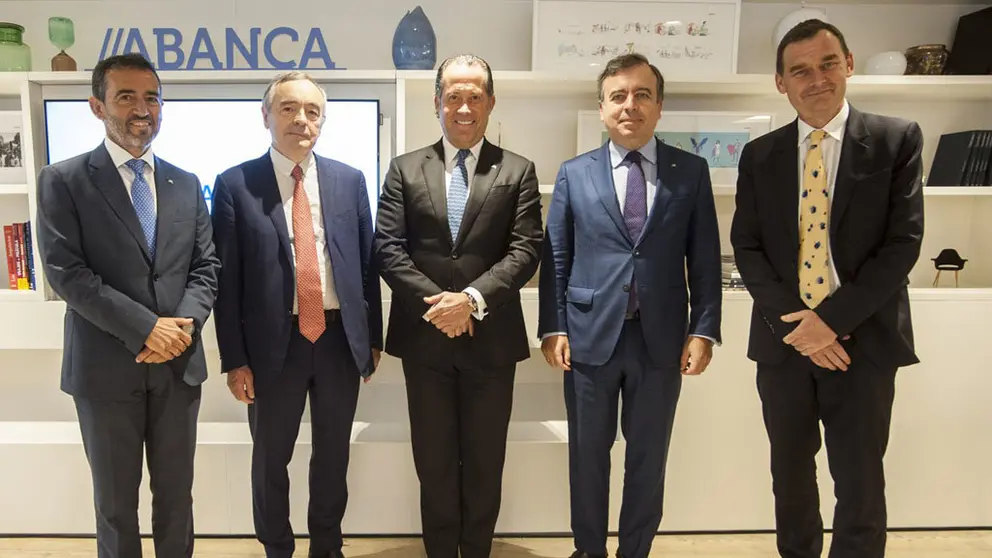 &Aacute;lvaro Garc&iacute;a Di&eacute;guez, director xeral de ABANCA Seguros, Fr&eacute;d&eacute;ric Thomas, CEO de Cr&eacute;dit Agricole Assurances, Juan Carlos Escotet Rodr&iacute;guez, presidente de ABANCA, Francisco Botas Ratera, conselleiro delegado de ABANCA, e Guillaume Oreckin, head of International Insurance de Cr&eacute;dit Agricole Assurances.