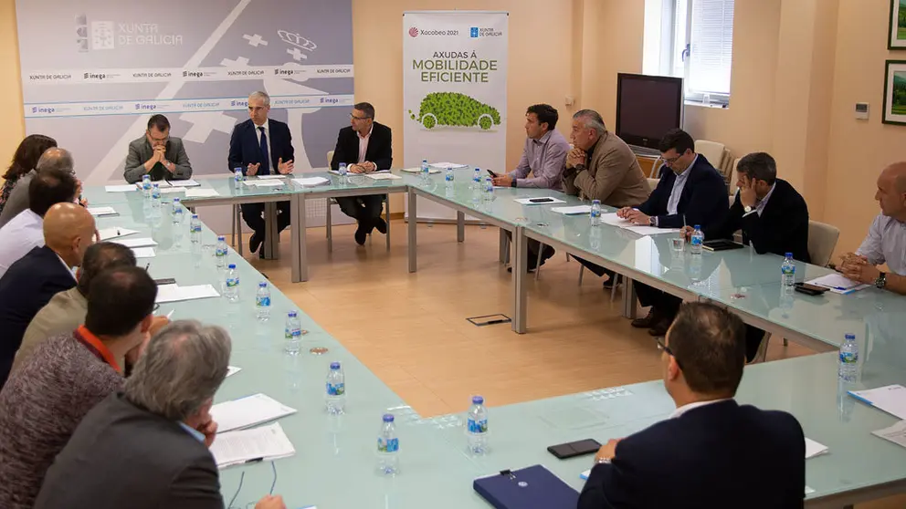 El conselleiro de Econom&iacute;a se reuni&oacute; con epresentantes de los concesionarios gallegos y de los puntos puntos de venta de veh&iacute;culos./X.CRESPO.
