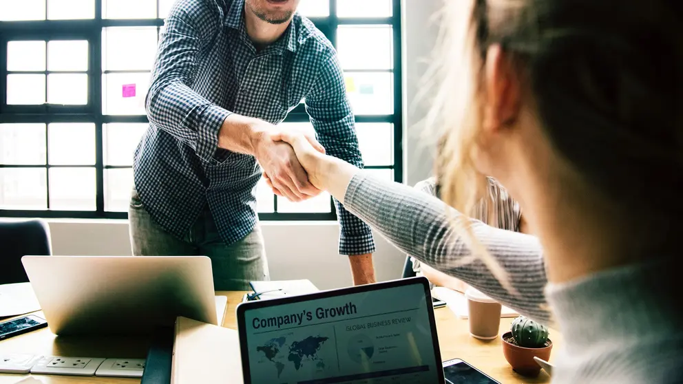 Las empresas que contraten a j&oacute;venes que cumplan los criterios establecidos, optar&aacute;n a una ayuda de 4.950 euros.
