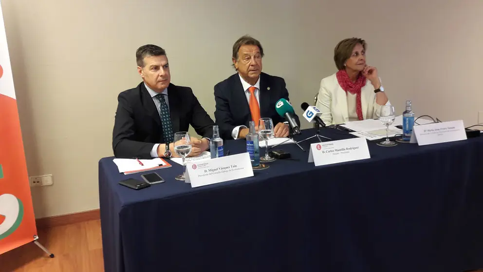 Miguel V&aacute;zquez Ta&iacute;n, Carlos Mantilla y Mar&iacute;a Jes&uacute;s Freire Seoane, en la presentaci&oacute;n del Bar&oacute;metro.