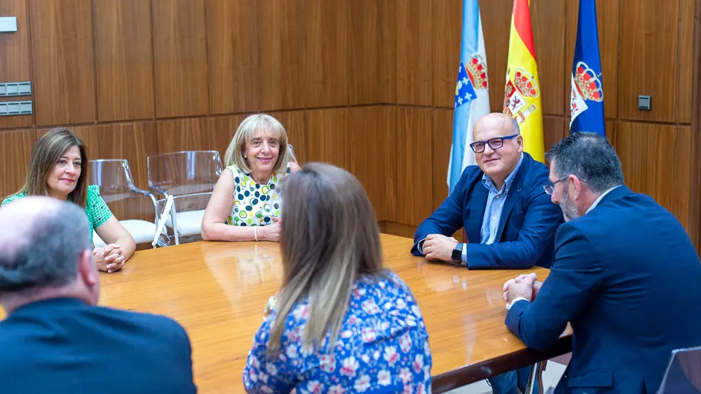 O presidente da Deputaci&oacute;n de Ourense, Manuel Baltar, reunido coa directiva da Confederaci&oacute;n Empresarial de Ourense./A.PAZ.