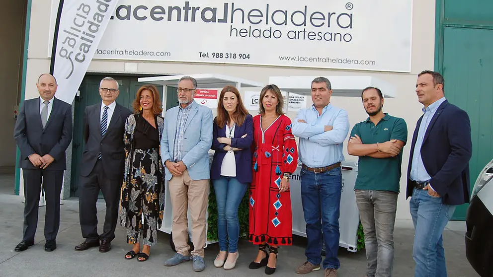 El gerente de Galicia Calidade (2&ordm; por la izq.) y la directora xeral de Comercio e Consumo (centro) entregaron el sello a La Central Heladera.