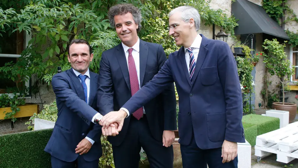 El nuevo presidente de Aclunaga, Manuel V&aacute;zquez, y el saliente, Marcos Freire, junto al conselleiro de Econom&iacute;a, Francisco Conde.