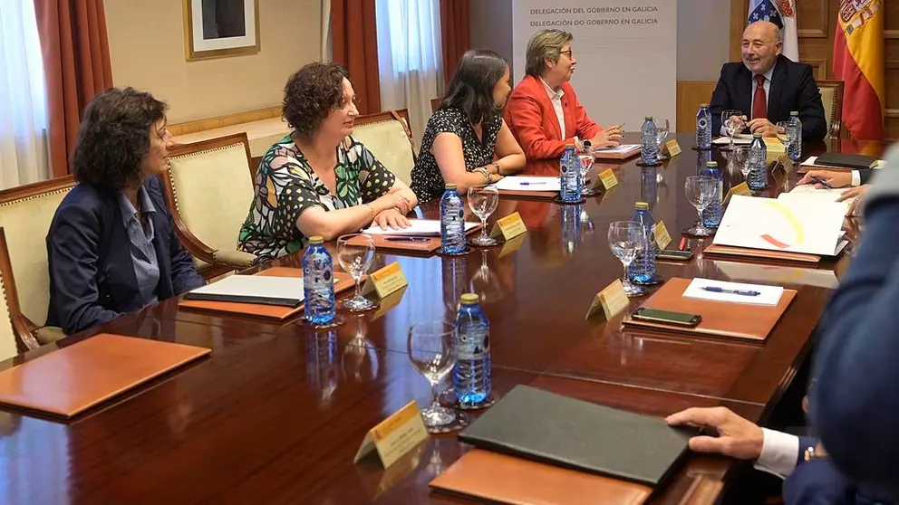 La conselleira do Mar, Rosa Quintana, mantuvo una reuni&oacute;n con el delegado del Gobierno en Galicia, Javier Losada./M.FUENTES.