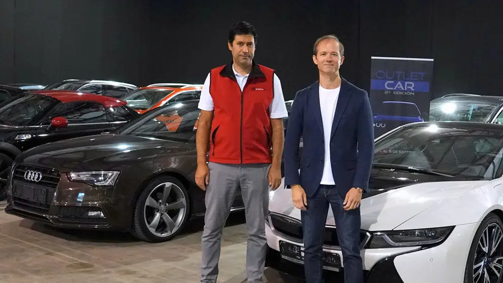 Juan Lij&oacute;, director de OK Eventos, y Ricardo Dur&aacute;n, la Feira Internacional de Galicia, visitaron el montaje del II Outlet Car Silleda.