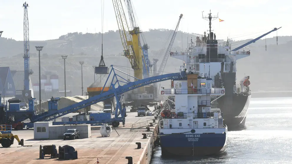Actividad en el Puerto Exterior de A Coru&ntilde;a.