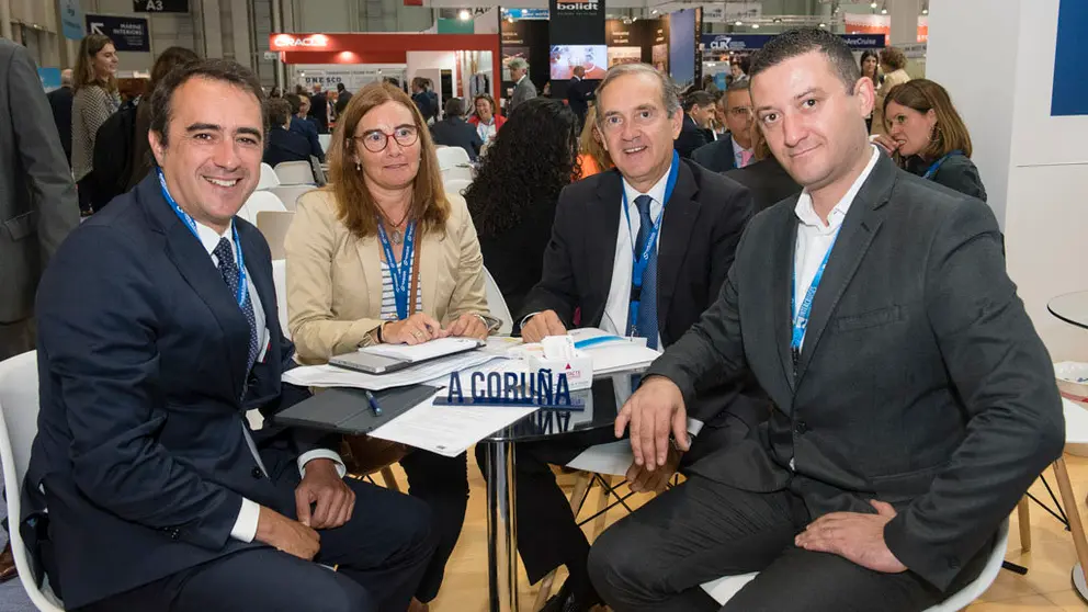 La delegaci&oacute;n en Seatrade est&aacute; encabezada por el presidente de la Autoridad Portuaria, Enrique Losada (2&ordm; por la der.).