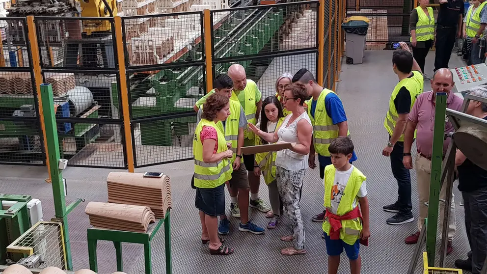M&aacute;s de cien personas visitaron la f&aacute;brica de Verea en su jornada de puertas abiertas.