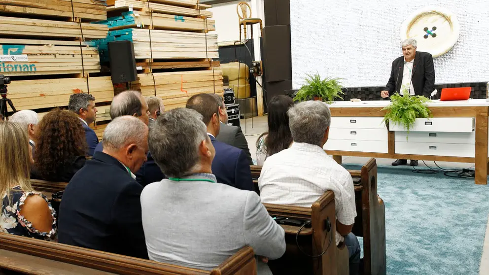 El director de la Agencia Gallega de la Industria Forestal (Xera), Ignacio Lema, present&oacute; en Nar&oacute;n la Agenda de la Industria Forestal.