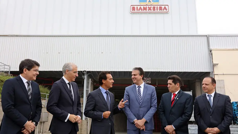 El conselleiro de Econom&iacute;a, Francisco Conde, el presidente de Jealsa, Jes&uacute;s Manuel Alonso, y el gobernador de Cear&aacute;, Santana, delante de la f&aacute;brica de la conservera en Boiro.