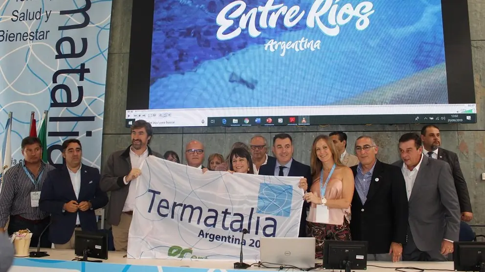 La secretaria de Turismo entrerriana, Carolina Gaillard, recog&iacute;a esta ma&ntilde;ana el testigo que les convierte en sede de la pr&oacute;xima edici&oacute;n en Am&eacute;rica Latina de manos del conselleiro de Cultura y Turismo del Gobierno de Galicia, Rom&aacute;n Rodr&iacute;guez, del presidente de la Diputaci&oacute;n de Ourense, Manuel Baltar, y del vicepresidente del comit&eacute; ejecutivo de Expourense, Jorge Pumar.