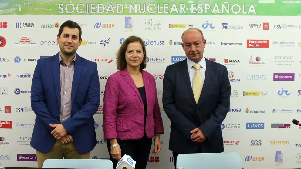 Pablo Garc&iacute;a, presidente de J&oacute;venes Nucleares; Matilde Pelegr&iacute;, presidenta de Women in Nuclear, y Pedro Ortega, presidente del Comit&eacute; Organizador de la Reuni&oacute;n Anual.